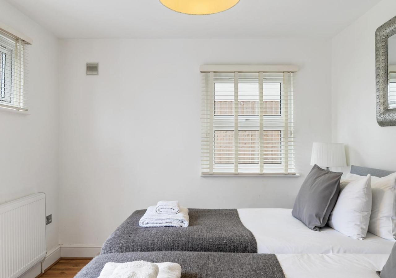 엔필드 Two Bed Flat In Bush Hill Park 아파트 외부 사진