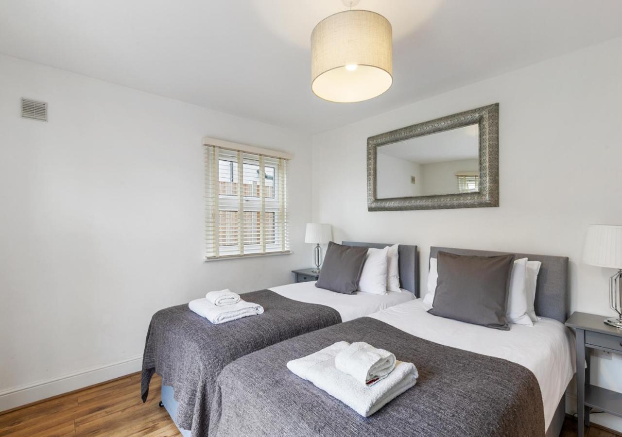 엔필드 Two Bed Flat In Bush Hill Park 아파트 외부 사진