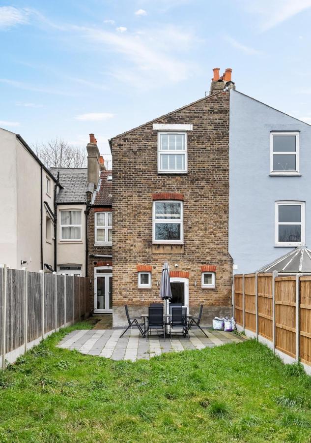 엔필드 Two Bed Flat In Bush Hill Park 아파트 외부 사진