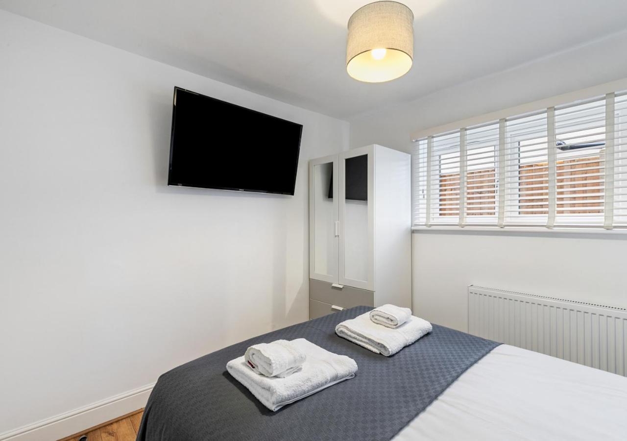 엔필드 Two Bed Flat In Bush Hill Park 아파트 외부 사진